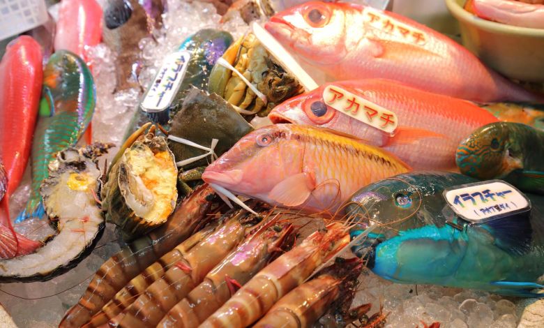 Photo of 【沖縄】カラフルな鮮魚がその場ですぐに食べられる！「牧志公設市場」