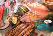 Photo of 【沖縄】カラフルな鮮魚がその場ですぐに食べられる！「牧志公設市場」